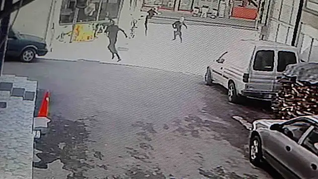 Kendisine silahla saldıranlara çakmak fırlattı!