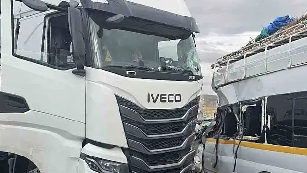 Kayseri yolunda tarım işçilerini taşıyan minibüs tırla çarpıştı: Çok sayıda yaralı var