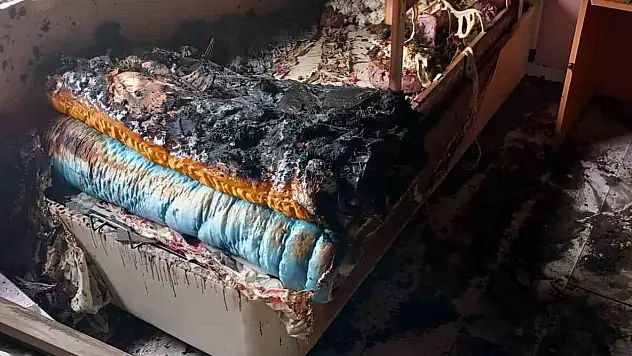 Yıldırım düştü, ev alevlere teslim oldu!