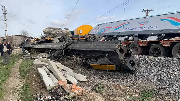 Kozaklı'da tren tıra çarptı