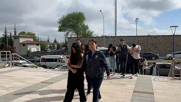 350 kişiyi 3 milyon lira dolandırdılar!