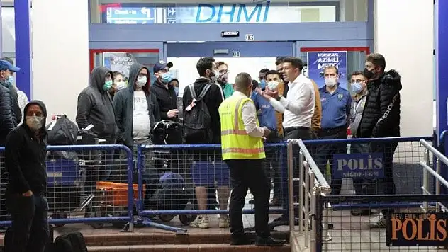 Yolcular havalimanında mahsur kaldı