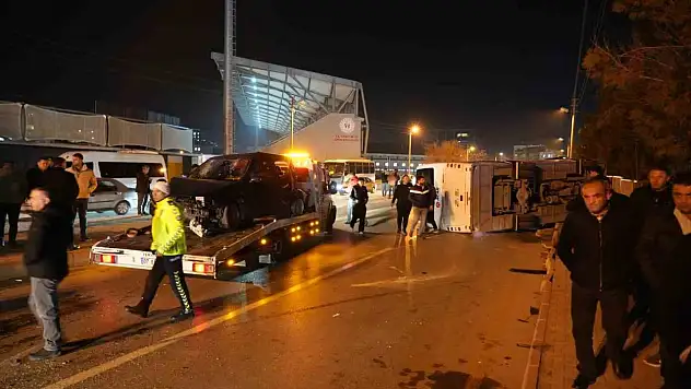 İşçi servisi ile otomobil çarpıştı: 11 yaralı