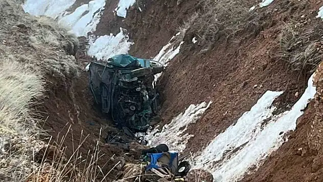 Otomobil şarampole yuvarlandı: 2 ölü