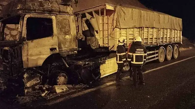 Yanan tır kullanılamaz hale geldi