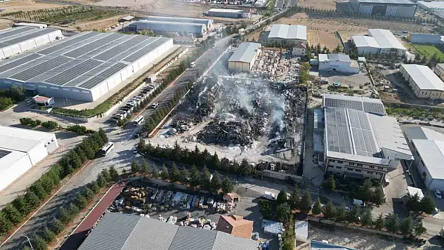 Fabrika saatlerce yandı!