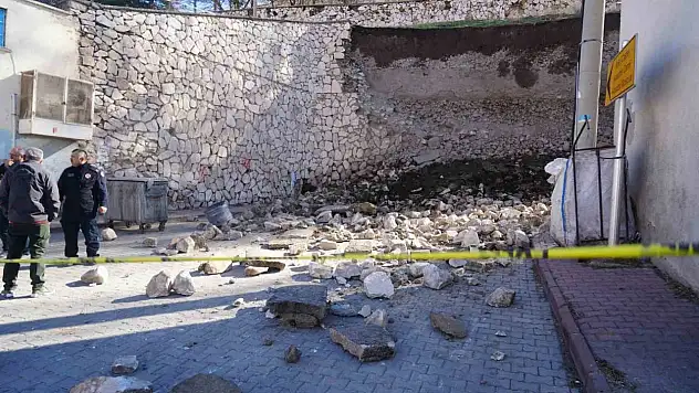 Niğde Kalesi'nde çöken istinat duvarının molozu kaldırılıyor