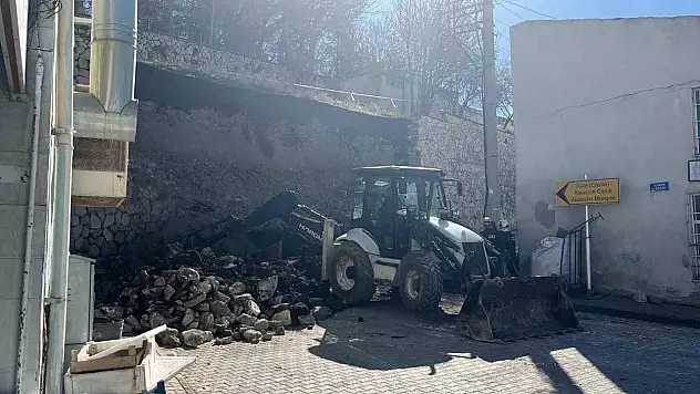 Niğde Kalesi'nde istinat duvarı çöktü