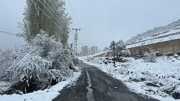 Nisan'da Kayseri'yi beyaza büründü