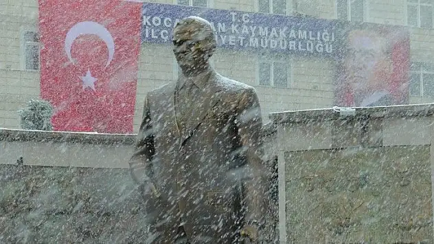 Nisan karı Kayseri'yi beyaza bürüdü