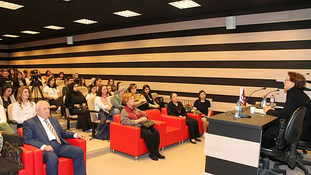 NNYÜ'de 'siyasetin cinsiyeti' konulu konferans düzenlendi