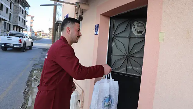 O ilçede ekipler kapı kapı gezip iftar dağıtıyor!