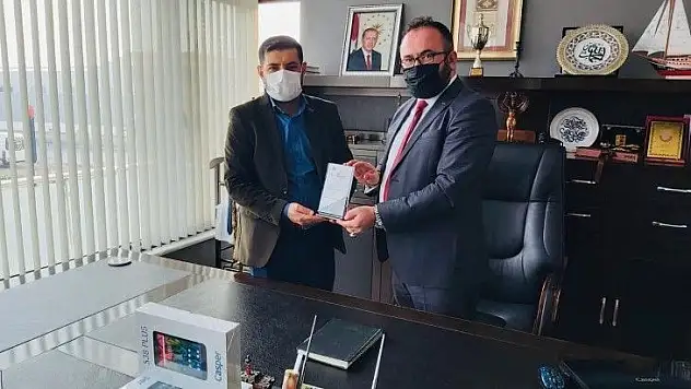 O iş adamından eğitime tablet desteği