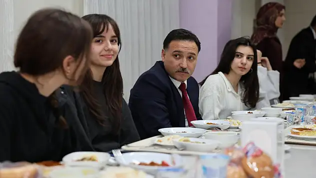 Öğrenci pansiyonunun iftarda misafiri bakın kim oldu!