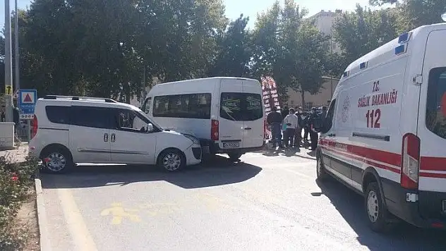 Öğrenci servisi kaza yaptı! Yaralılar var