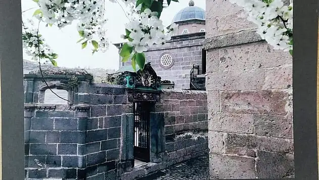 Öğrenciler cep telefonu ile Talas'ta tarihi fotoğrafladılar