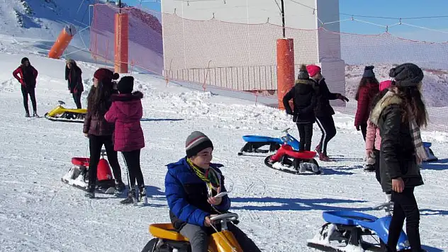 Öğrenciler Erciyes'te karın keyfini çıkardılar!