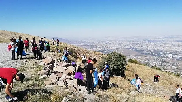 Öğrenciler 85 torba çöp topladı
