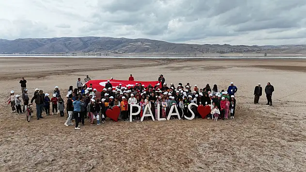 Öğrenciler ve vatandaşlar bayraklarla pedal çevirdi