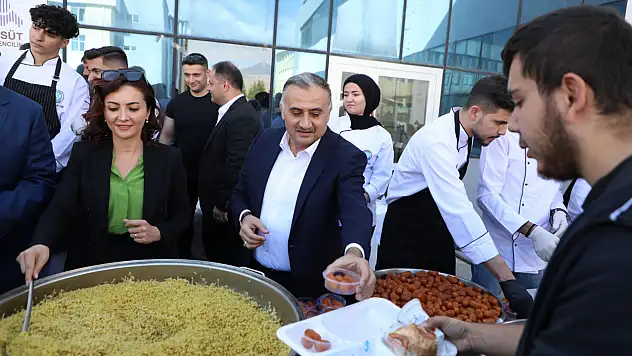 Öğrencilere yemek ikram edildi