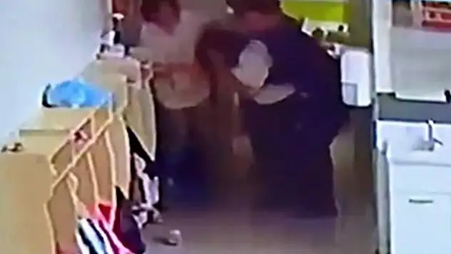 Öğretmen arkadaşını boğulmaktan son anda kurtardı
