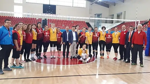 Öğretmen Ligi Voleybol Bölge Müsabakalarında Kadınlarda Ankara Bölge Birincisi Oldu
