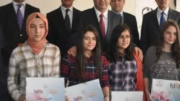 448 ÖĞRETMEN VE 202 ÖĞRENCİ TABLETLERİNİ TESLİM ALDI