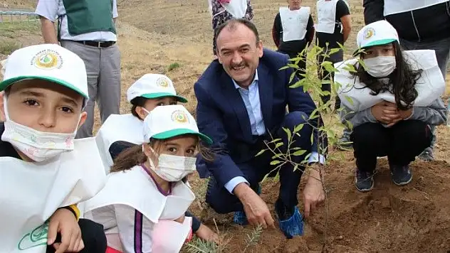 Öğretmenler, fidanları toprakla buluşturdu
