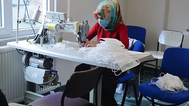 Öğretmenler gönüllü olarak maske üretimine başladı