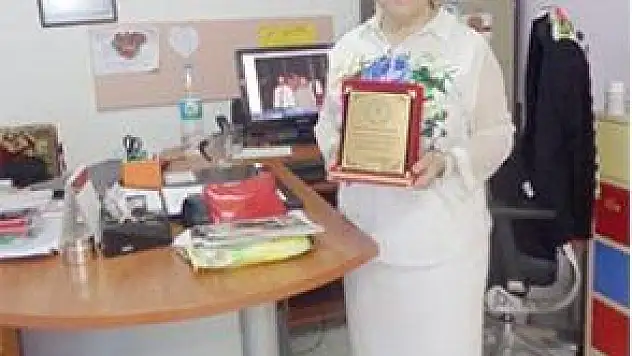 ÖĞRENCİLERİ İLE AYNI OKULDA ÖĞRETMENLİK YAPIYOR