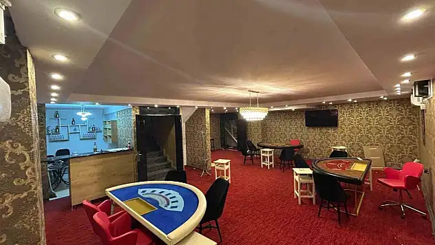 Okul yanında kumarhane! Tavan arasından cephanelik çıktı