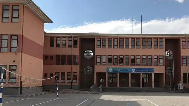 Okul kapısı 4,5 yaşındaki çocuğu yaraladı