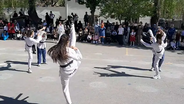 Kayseri'deki o okulda kartal dansı!