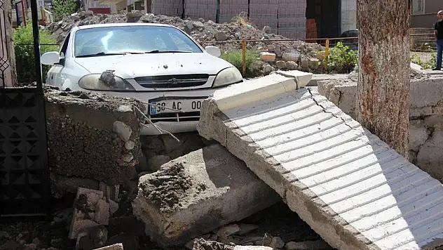 Okulun duvarını yıkarak durabildi