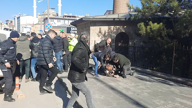 Önce bıçakladılar ardından yumrukladılar