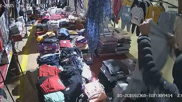 Denedikleri kıyafeti montlarının içine koyarak çaldılar!