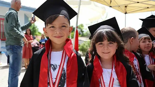 Önce şehitleri andılar, sonra keplerini attılar