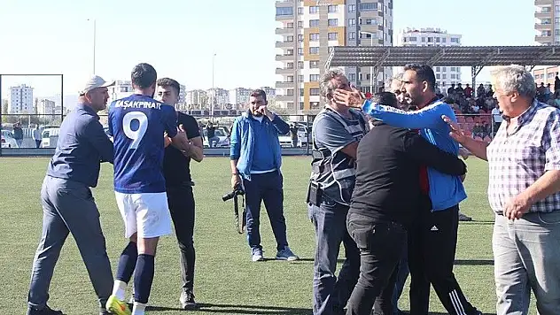 Önce tokalaştılar sonra yumruklaştılar