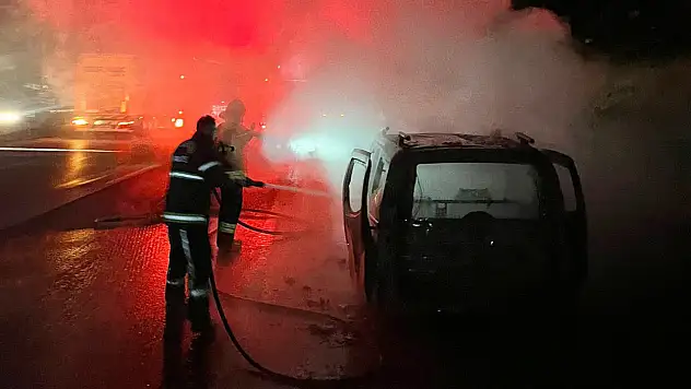 Onikişubat ve Pazarcık'ta iki araç yangını! Maddi hasar meydana geldi