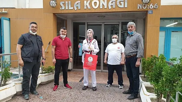 Online Taekwondo Poomse Müsabakalarında dereceye giren sporculara ödüllere evlerinde verildi