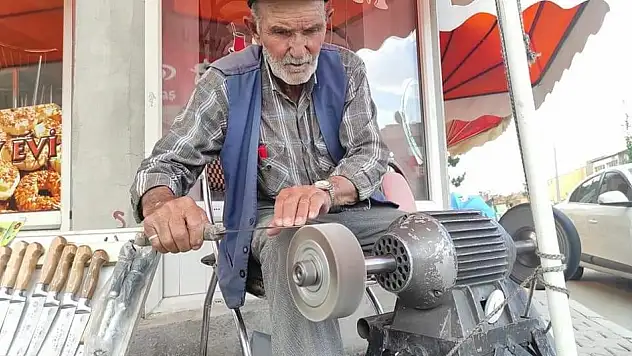Bıçak bileyicilerin  önünde kuyruk oluştu