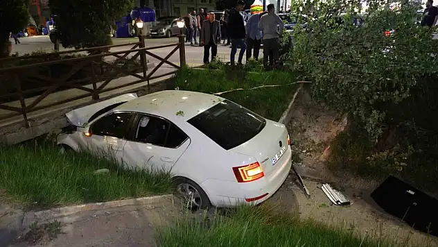 Su kanalındaki köprüye saplandı: 2 yaralı