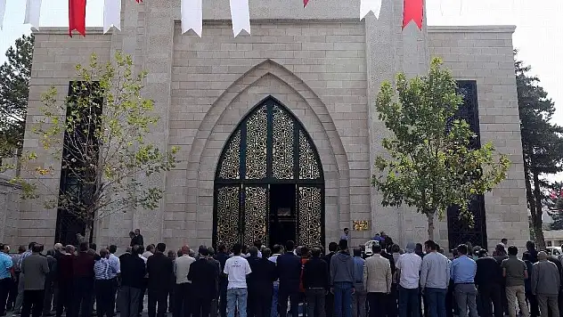 Orgeneral Hulusi Akar Camii'nde cenazelerin kaldırılmasına başlandı