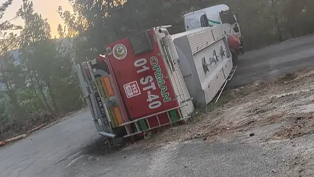 Yangın söndürülürken su tankeri devrildi