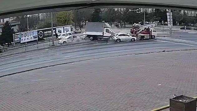 Kırmızı ışıktaki feci kaza kamerada