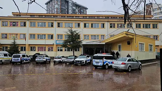 Talas'ta ortaokulda bıçaklı kavga: 1 öğrenci...