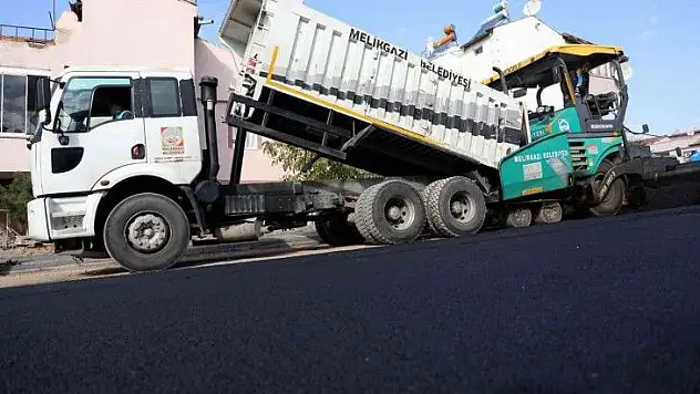 Osmanlı Mahallesi'nde asfalt çalışması ile yollar yenileniyor