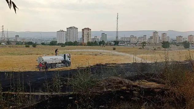 Kayseri'de yangın korkusu! Az kalsın evlere sıçrıyordu