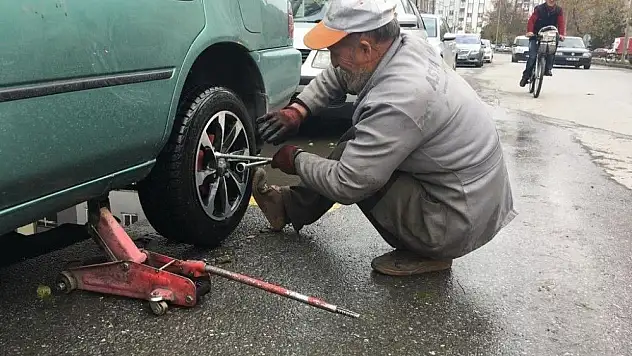 Oto lastikçilerde 'Kış lastiği' mesaisi
