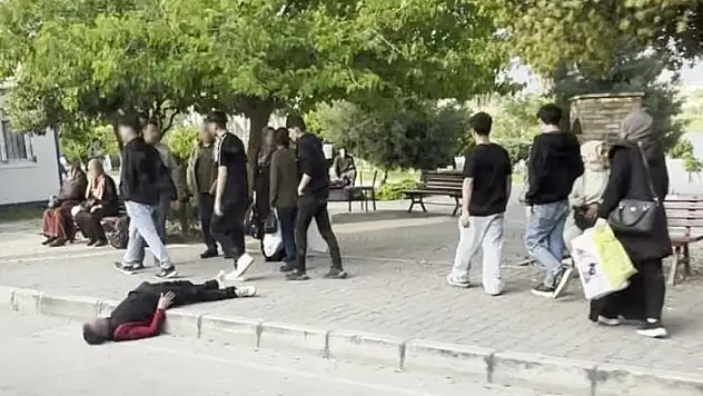 Otobüs durağında kriz anları. Vatandaşlar telefona sarıldı.